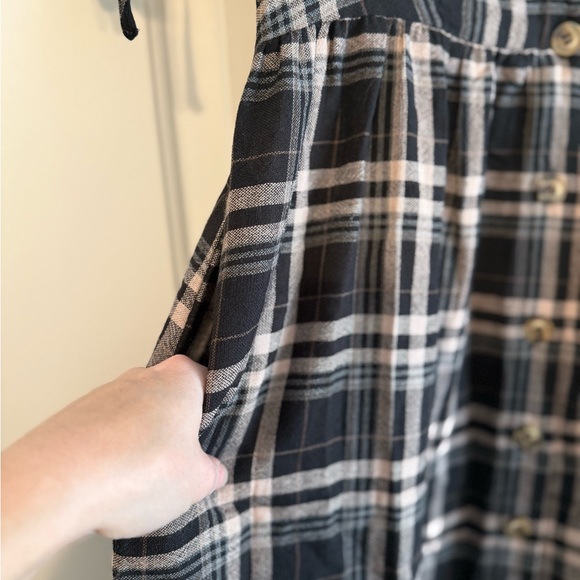 Elegant Black Plaid Midi Dress - Picture 6 of 7